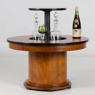 Tisch mit Barfach