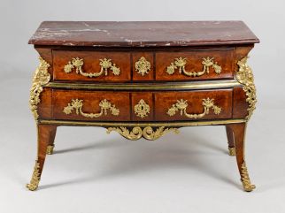 French chest of drawers with bronze fittings