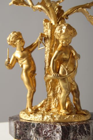 Small putti with musical instruments