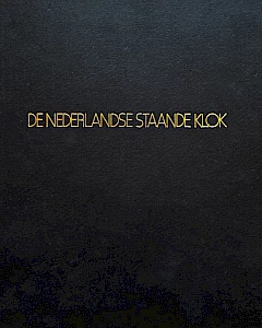 A fundamental standard work on the Dutch grandfather clock of the 18th century.