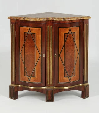 <p>Frankreich<br />
Mahagoni, Marmor, Messing<br />
Transition um 1770</p>