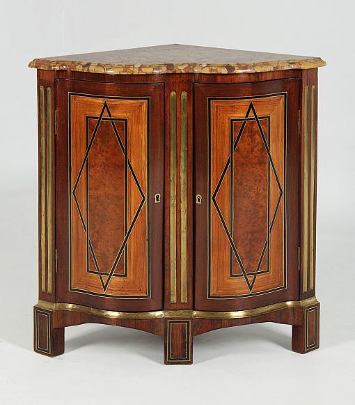 Antique armoire d'angle, commode d'angle avec marqueterie, fin du 18ème siècle - France
Acajou, marbre, laiton
Transition vers 1770