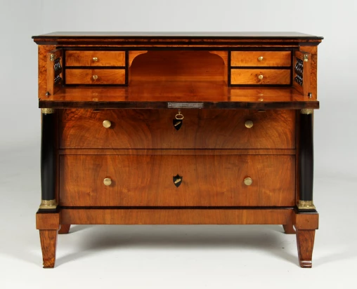 Antike Kommode, kleiner Sekretär, Biedermeier um 1825 - Süddeutschland (Franken)
Nussbaum
Biedermeier um 1825