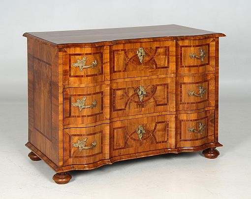 Antike Kommode, Barock, Mitte 18. Jahrhundert, Nussbaum, Marketerie - Süddeutschland
Nussbaum, Zwetschge
um 1760