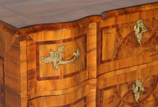 Commode en noyer 18e siècle