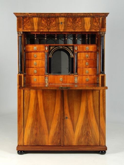 Antiker Sekretär, Nuss, Biedermeier um 1830 - Italien
Nussbaum, Kirsche
um 1825