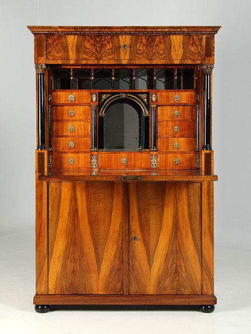 Antiker Sekretär, Nuss, Biedermeier um 1830 - Italien
Nussbaum, Kirsche
um 1825