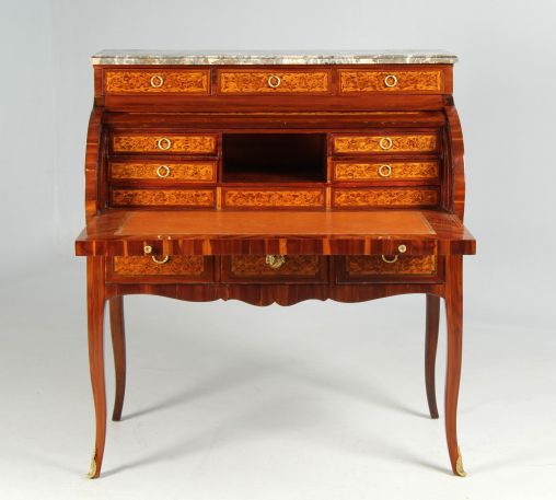 Bureau de dame antique, bureau à cylindre, France vers 1770 - France
Bois de prunier, épine de croix
vers 1770