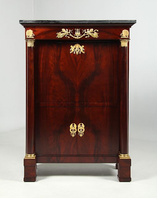 Antica segretaria impero abattant, mogano, C. LEMARCHAND, 1810 ca. - Parigi
Mogano, Ormolu
Impero, inizio XIX secolo