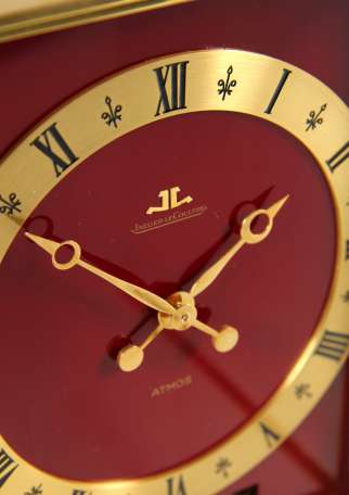 Horloge de table Atmos de Jaeger LeCoultre cadran rouge