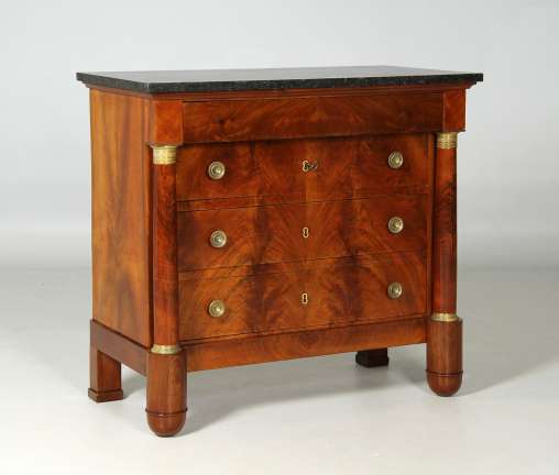 Petite commode Empire antique en noyer du 19ème siècle - France
Noyer
première moitié du 19e siècle