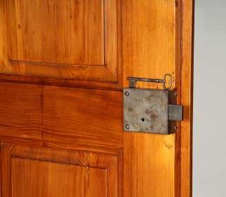 Box lock with key