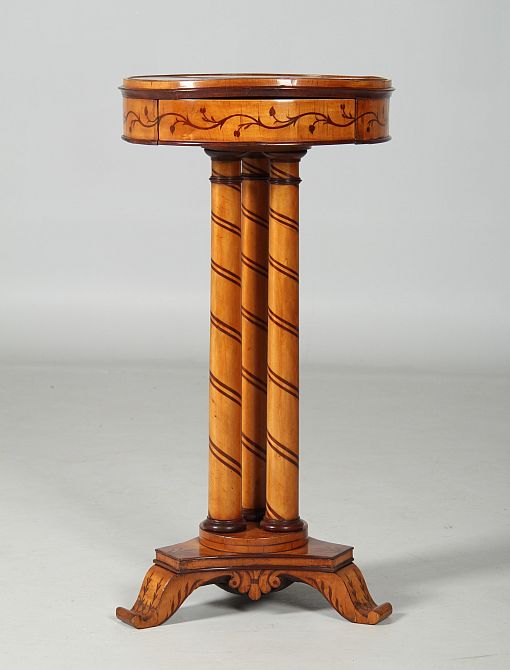 Table d'appoint antique, Biedermeier, marqueterie, vers 1830 - Italie
Érable
vers 1830
