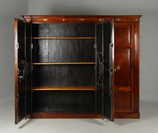 Armoire-coffre italienne ancienne