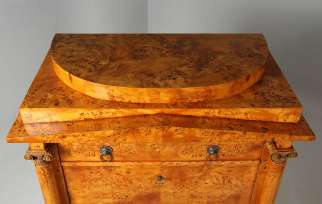 Deux armoires Biedermeier anciennes identiques, datant de 1825 environ