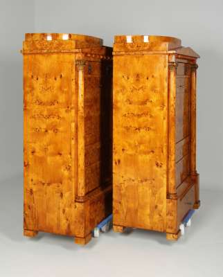 Deux armoires Biedermeier anciennes identiques, datant de 1825 environ