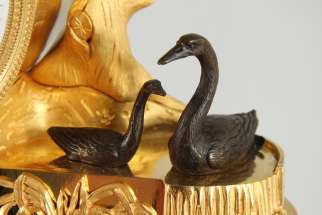 Bronze patinierte Schwäne