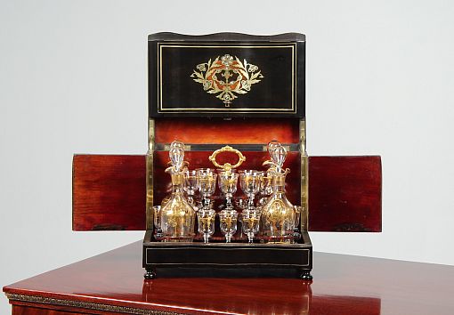 Antike Schatulle, Likör Kasten mit Karaffen und Gläsern, Napoleon III - Frankreich
ebonisiertes Holz
zweite Hälfte 19. Jhdt.
