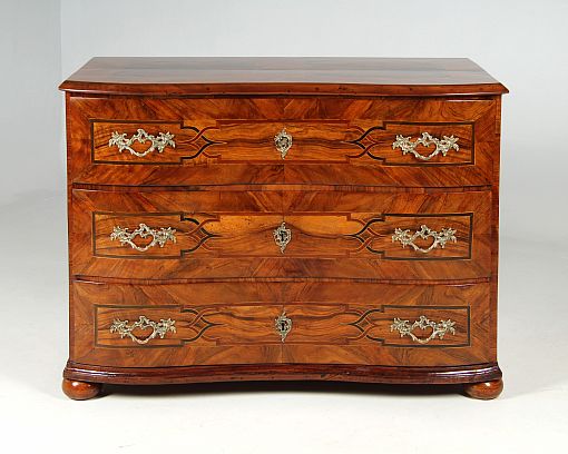 Antike Münchener Kommode, Barock um 1750, Nussbaum - Süddeutschland (München)
Nussbaum u.a.
Barock um 1750