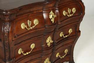 Antike französische Nussbaum Kommode 18. Jahrhundert Louis XV