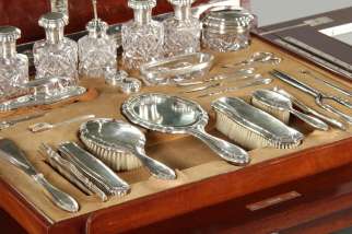 Antiker Frisiertisch mit Flakons 800er Silber