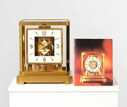Pendule Jaeger-LeCoultre Atmos à cadran carré, datant de 1977 - Suisse
Laiton doré
Année de fabrication 1977